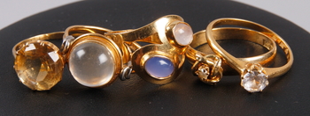 143509. RINGAR, 5 st, guld 18k samt stenar. Tot vikt 15 gram.