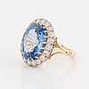 Ring 18K guld med en fasettslipad safir och runda briljantslipade diamanter.