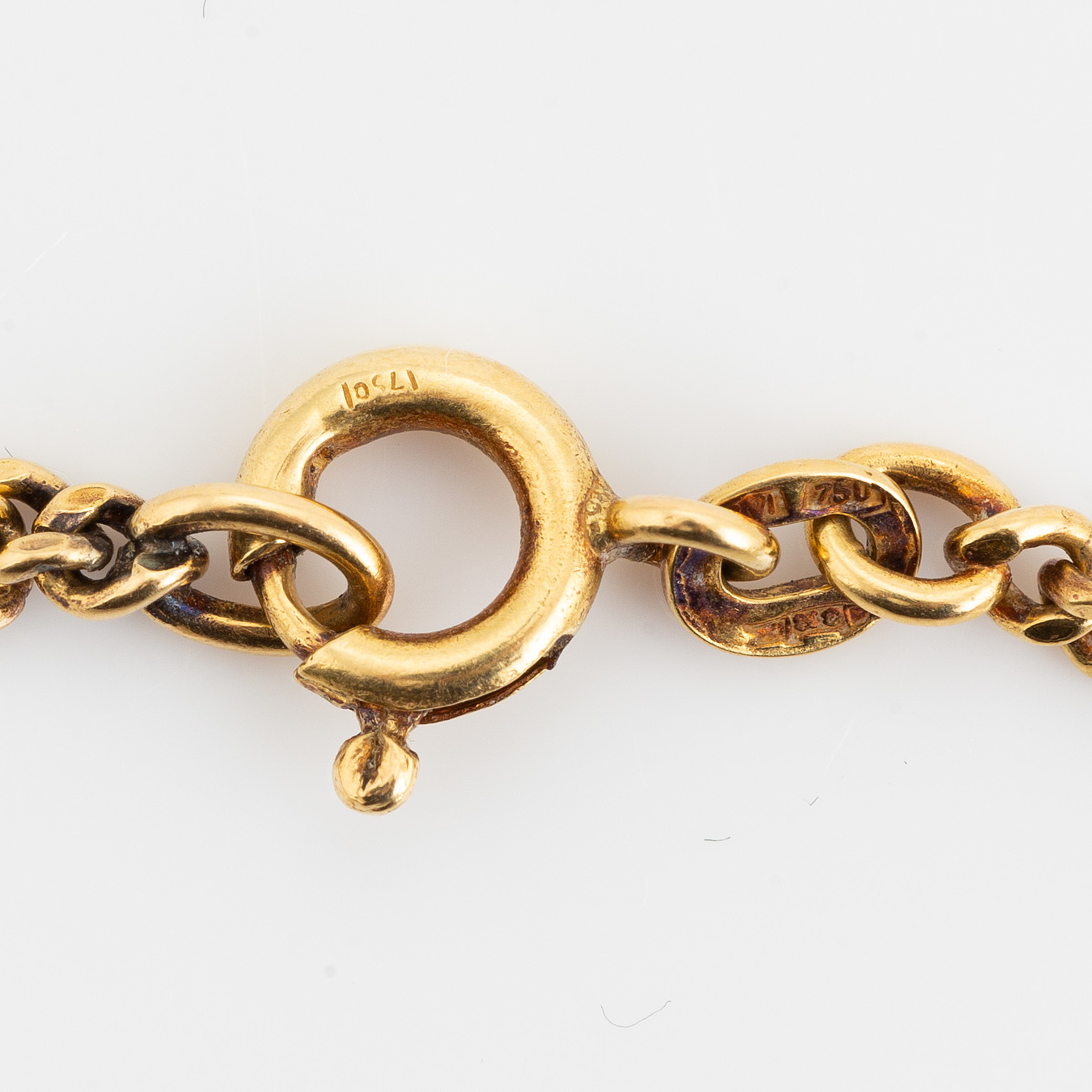 18K gold necklace. Bukowskis