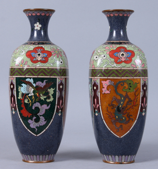144627. VASER, ett par, cloisonné, 1900-talets första kvartal.