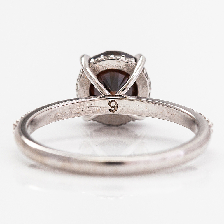 Ring, 14K vitguld och diamanter ca 2.30 ct tot. GWlab-certifikat.