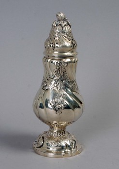 145495. SOCKERSTRÖARE, silver, 8301000 med importstämplar. Rokokostil.