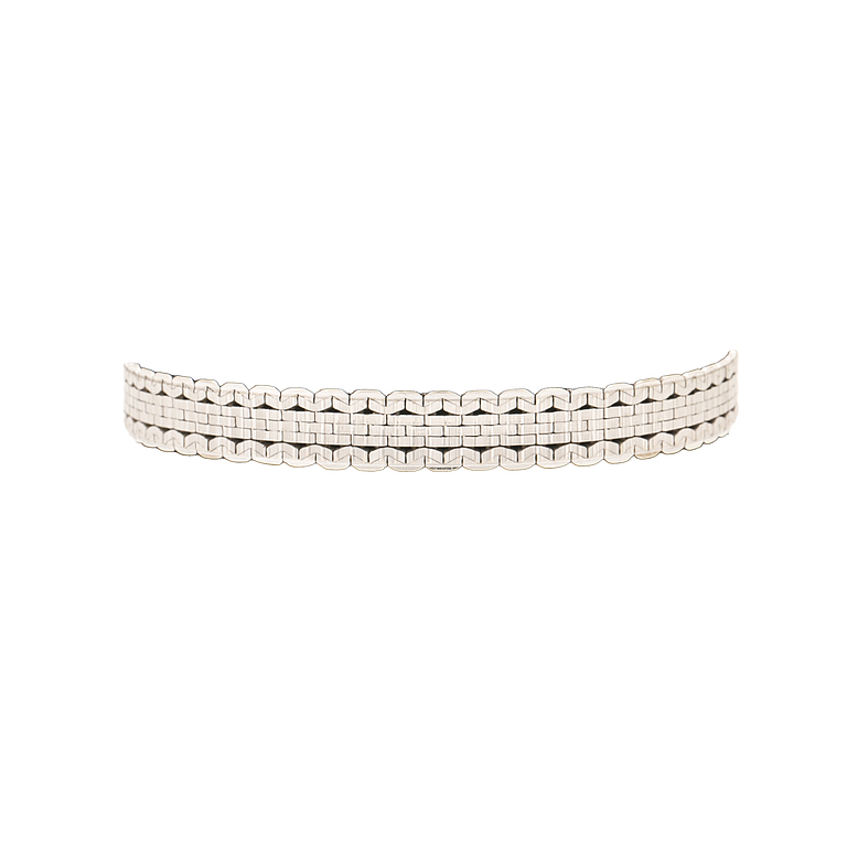 An 18K white gold bracelet.
