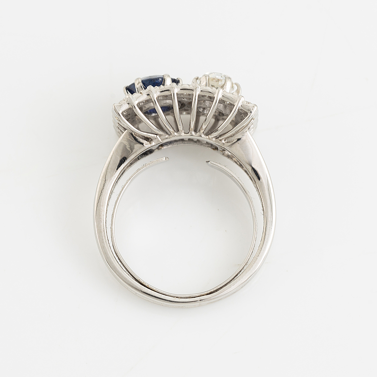 Ring med gammalslipad diamant och safir.