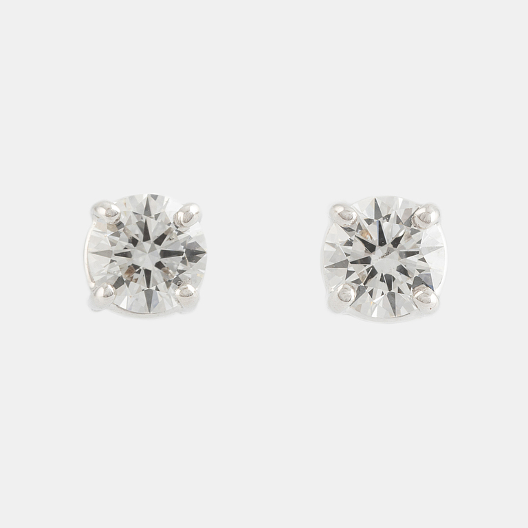 Brilliant cut diamond earrings, with GIA dossier.