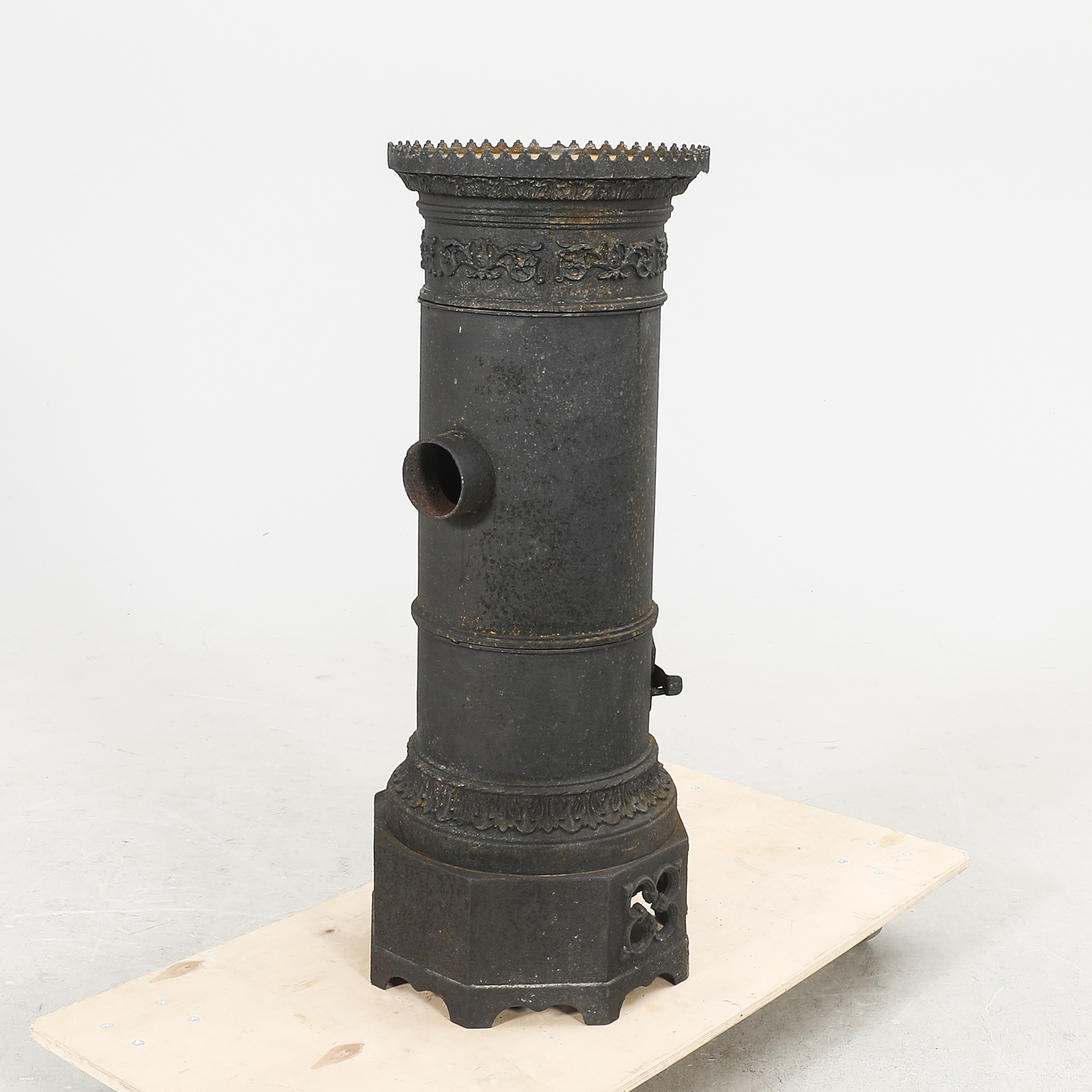 An early 1900s cast iron stove. Bukowskis