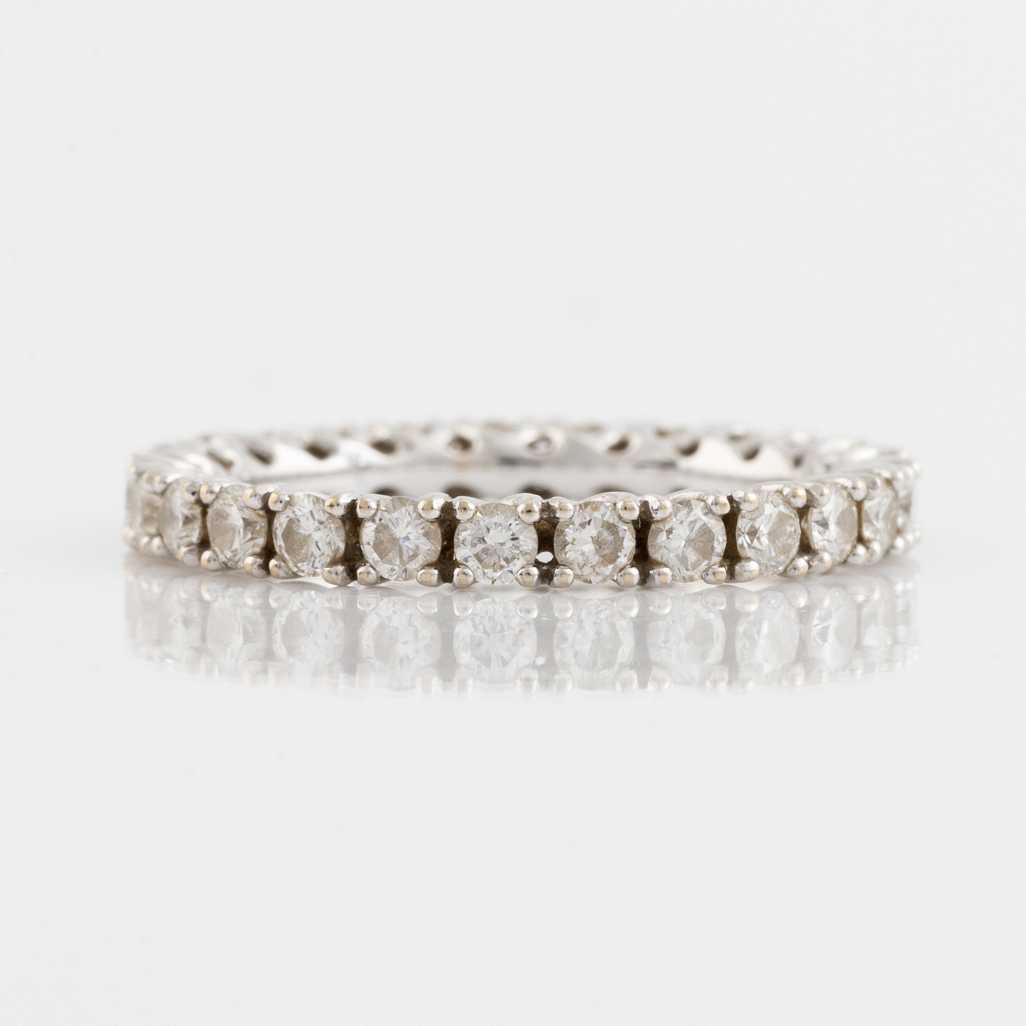 A 14K gold eternity ring set with round brilliant-cut diamonds. - Bukowskis