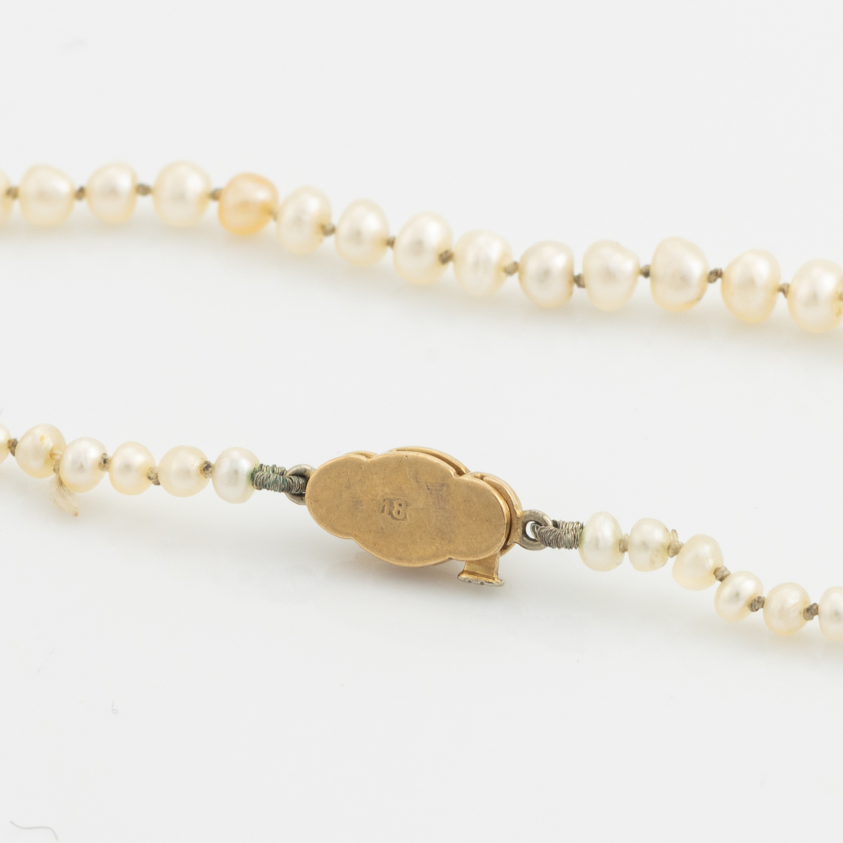 Calibrated pearl necklace, clasp 18K gold with pearl and rose cut