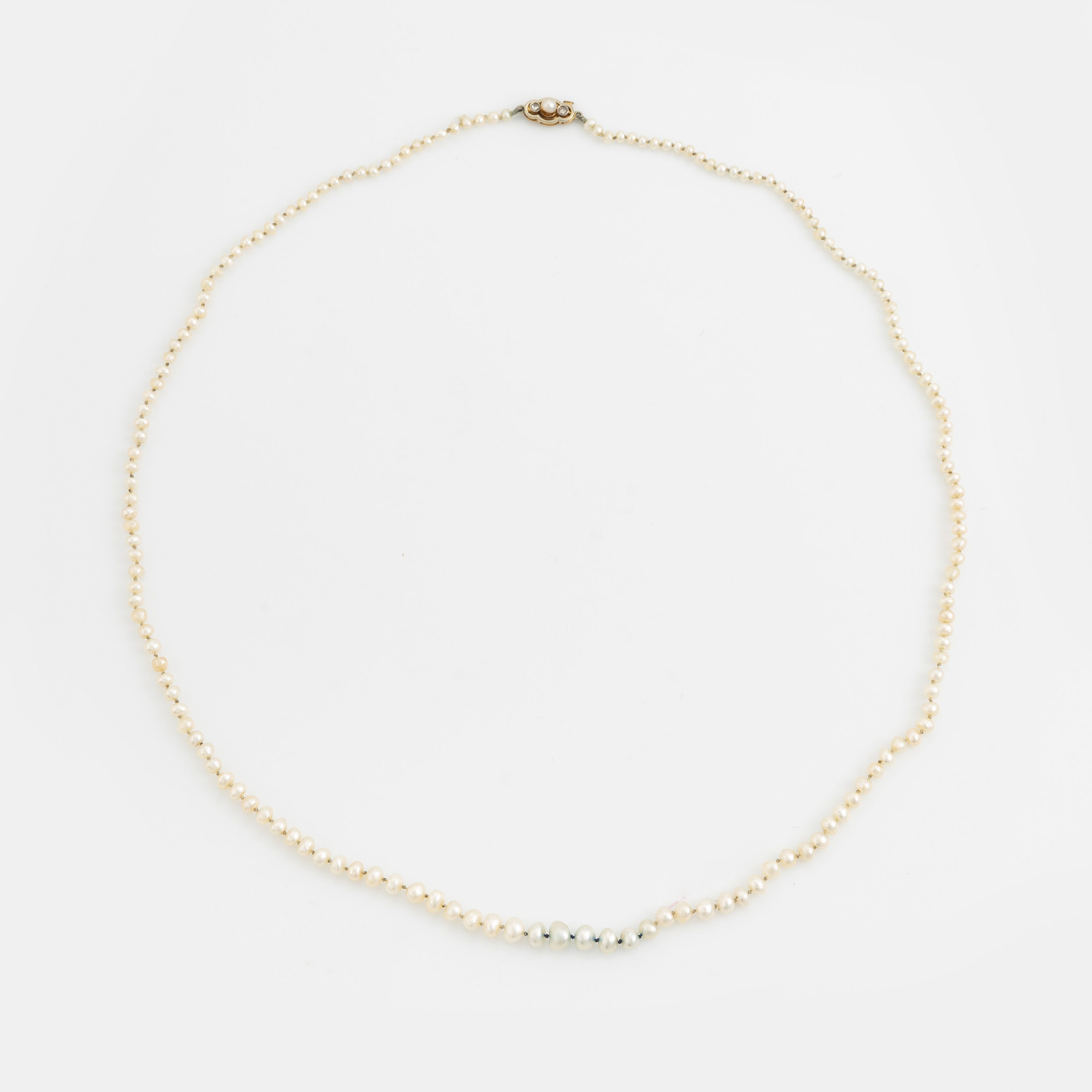 Calibrated pearl necklace, clasp 18K gold with pearl and rose cut