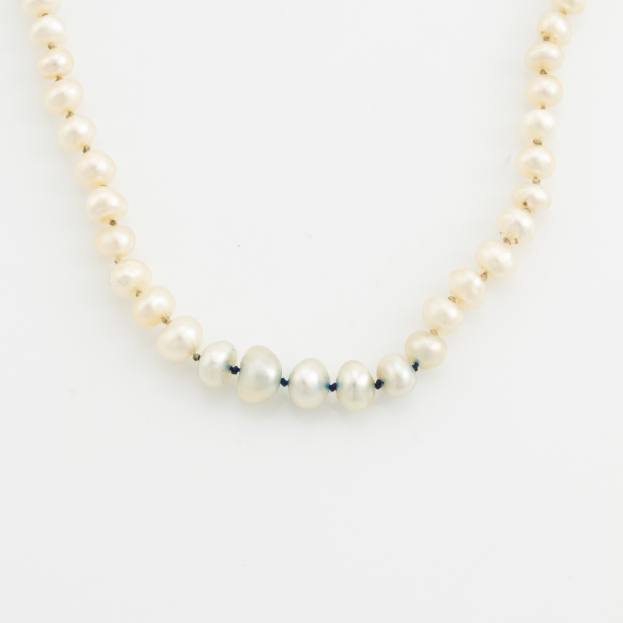 Calibrated pearl necklace, clasp 18K gold with pearl and rose cut