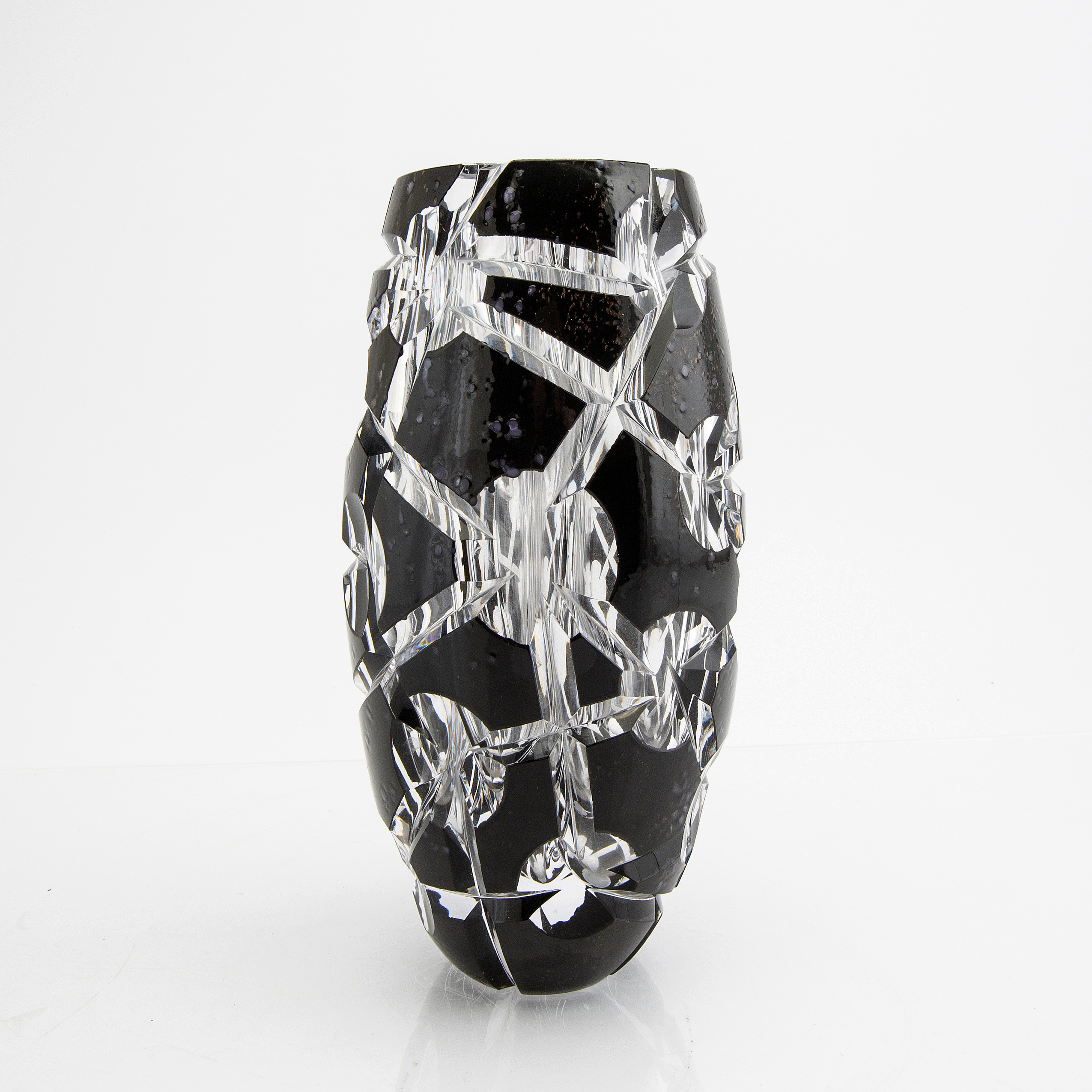 A Dan Clausen/Simon Holm signed glass vase. Bukowskis