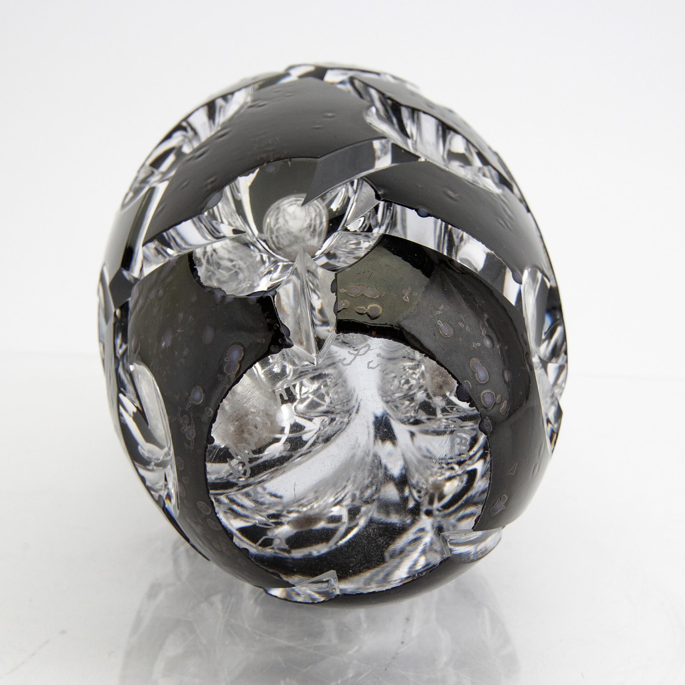 A Dan Clausen/Simon Holm signed glass vase. Bukowskis