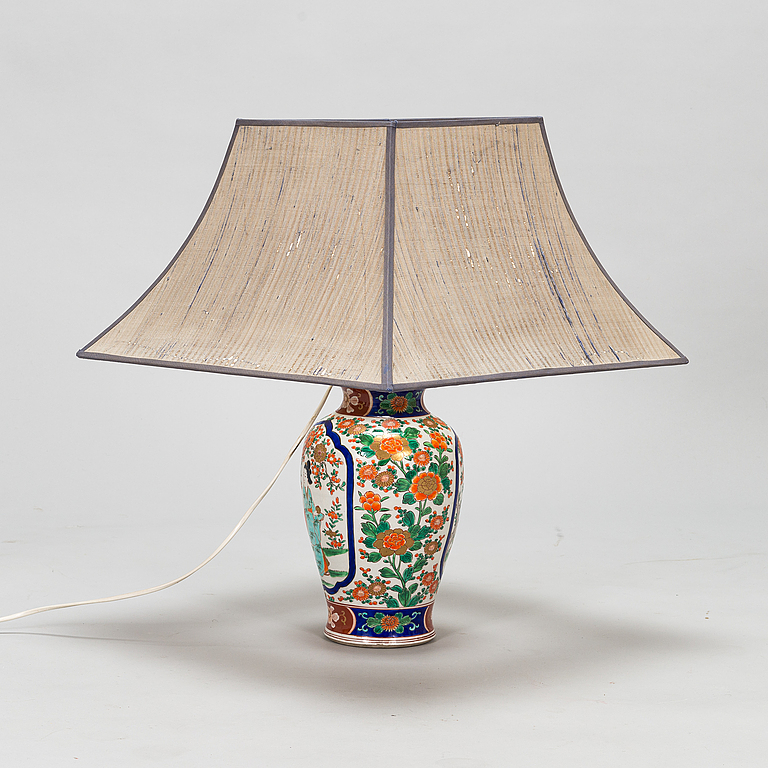Bordslampa, porslin, Kina 1900-talets första hälft.