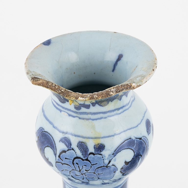 Two earthenware vases, Delft, Holland, 18th century.