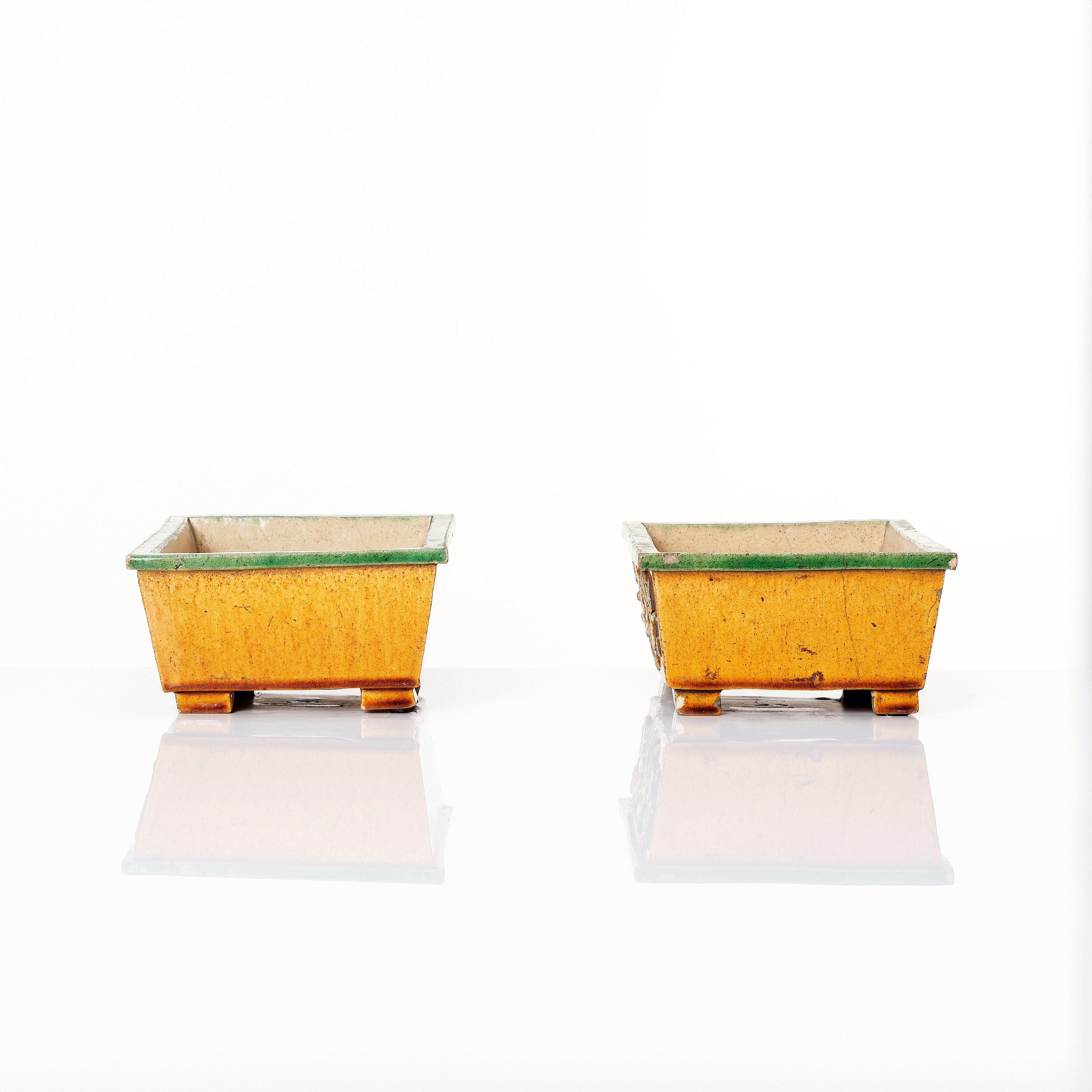 A pair of Chinese flower pots, Qing dynasty, 19th Century. Bukowskis