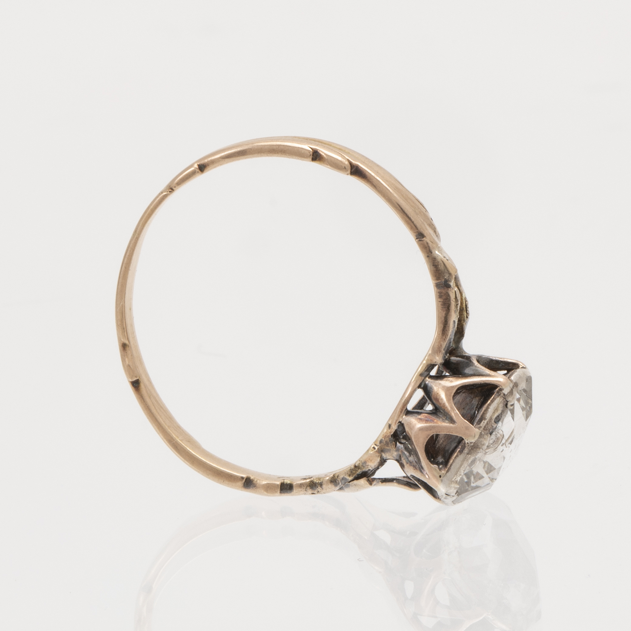 An 8K gold ring set with a rose cut diamond. Bukowskis