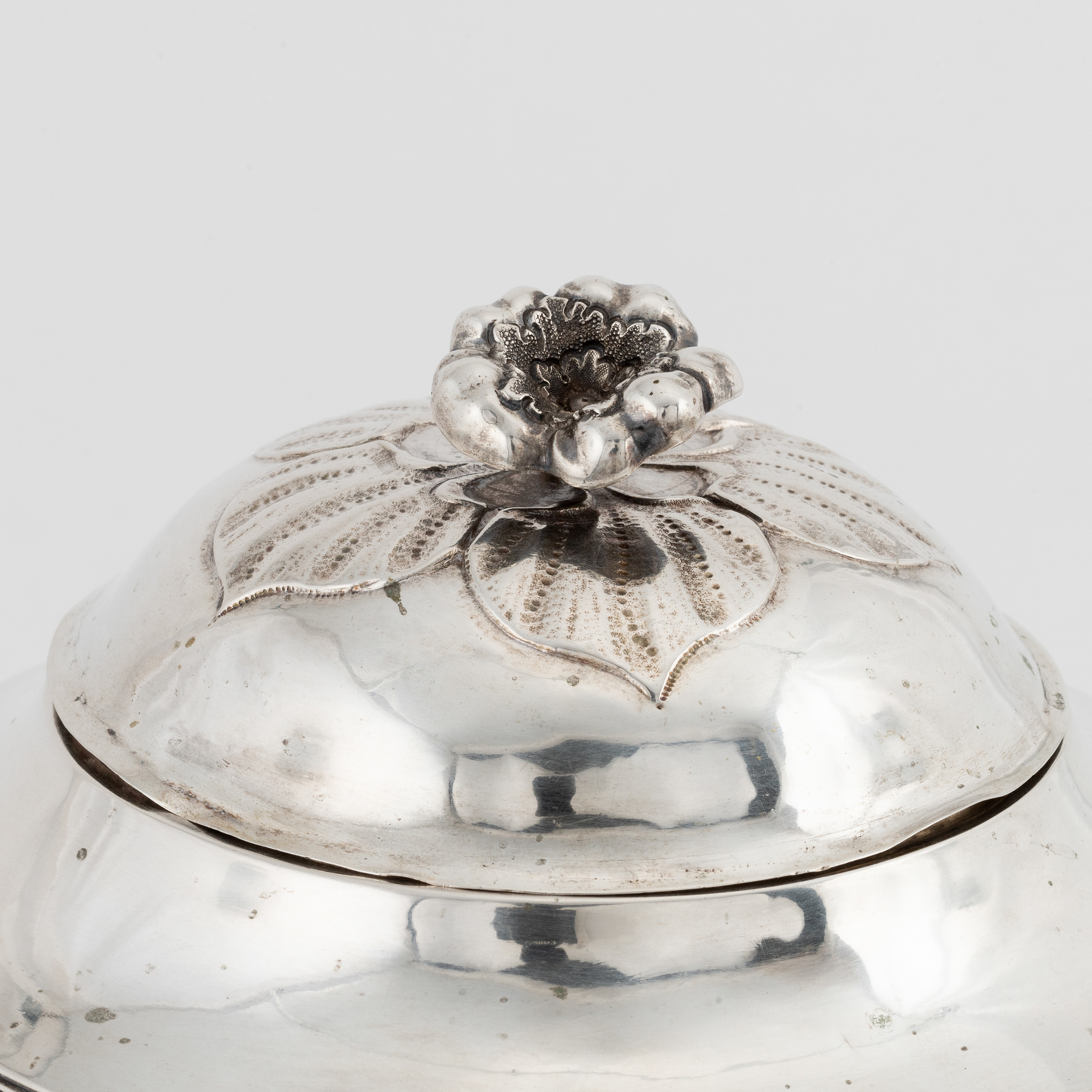 A silver sugar bowl with lid by Stephan Nöblin, Ystad, 1825. Bukowskis