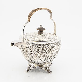 An English 18th century silver tea pot mark of Andrew Fogelberg & Stephan Gilbert, London 1781-82, weight 486 grams.