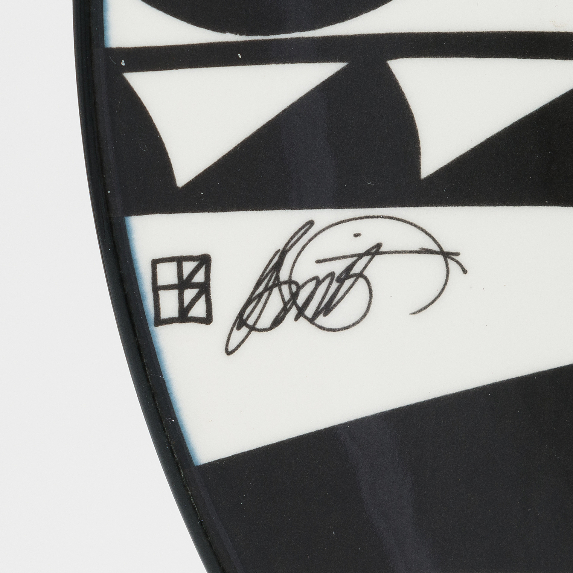 Howard Smith, A ceramic plate. Signed H SMith. Arabia, Finland. Bukowskis