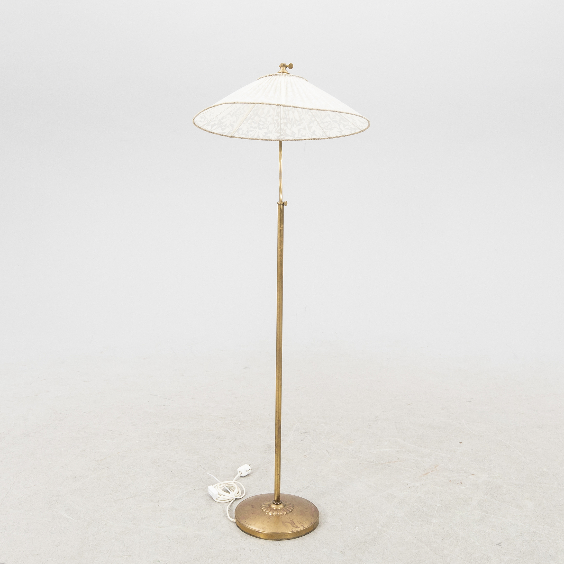 A 1940s brass floor lamp. Bukowskis