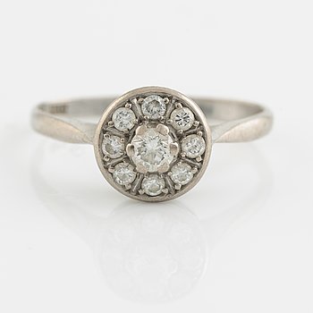 Ring, vitguld med briljantslipade diamanter.
