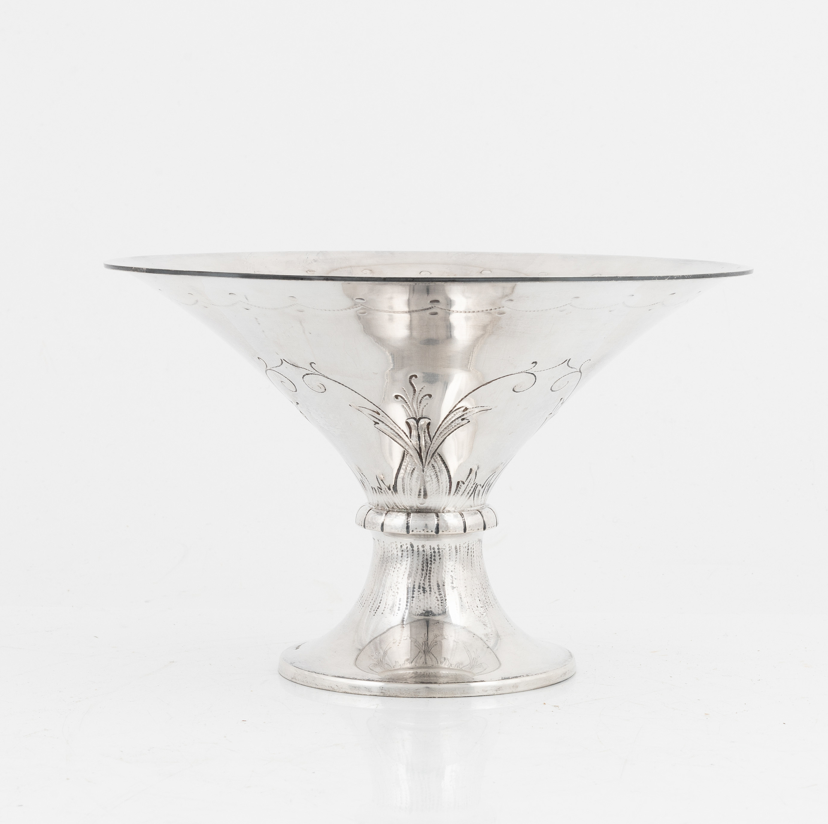 A Swedish silver plate, bowl and box, Stockholm 191020s. Bukowskis