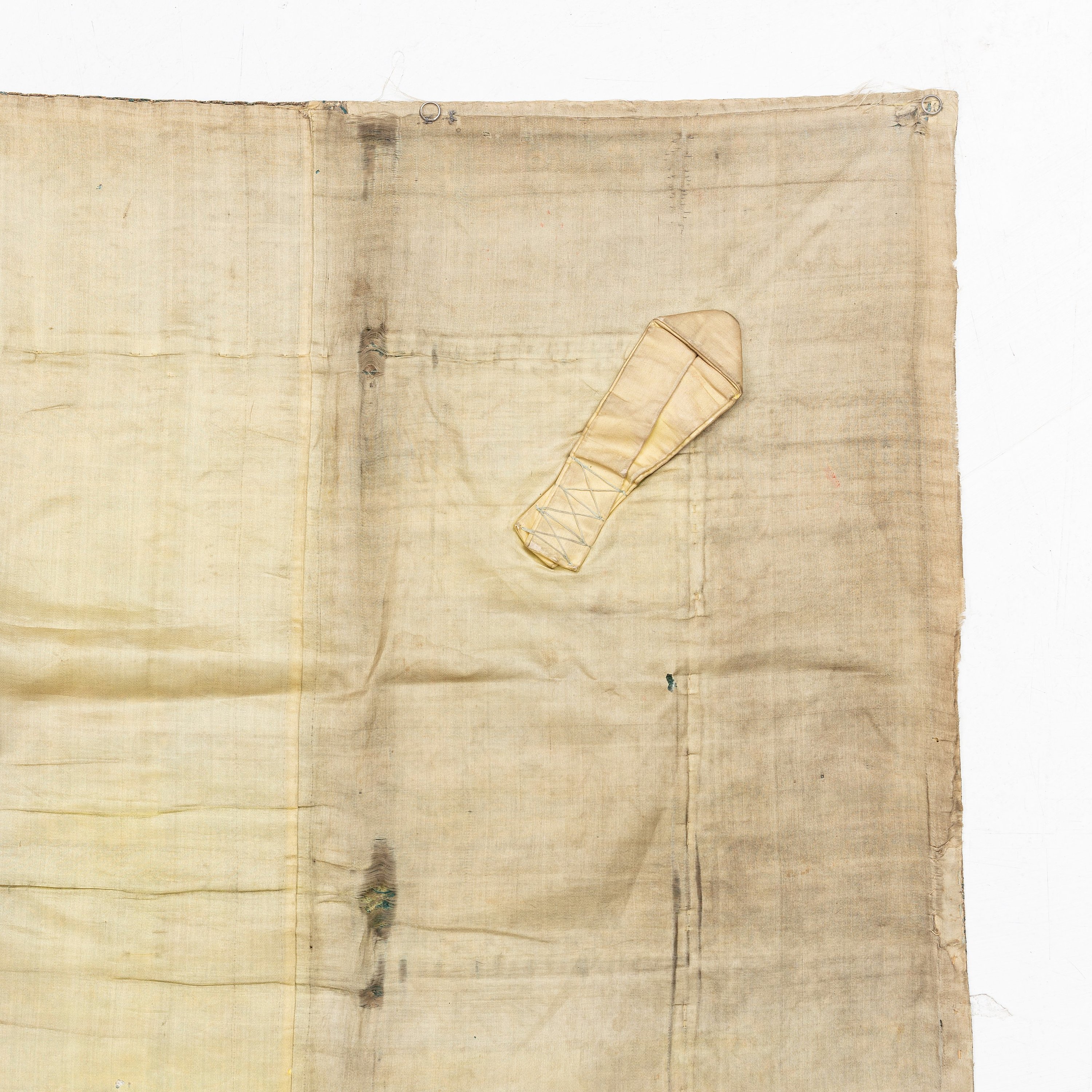 Mantle Robe A silk mantel/robe, circa 1900. - Bukowskis