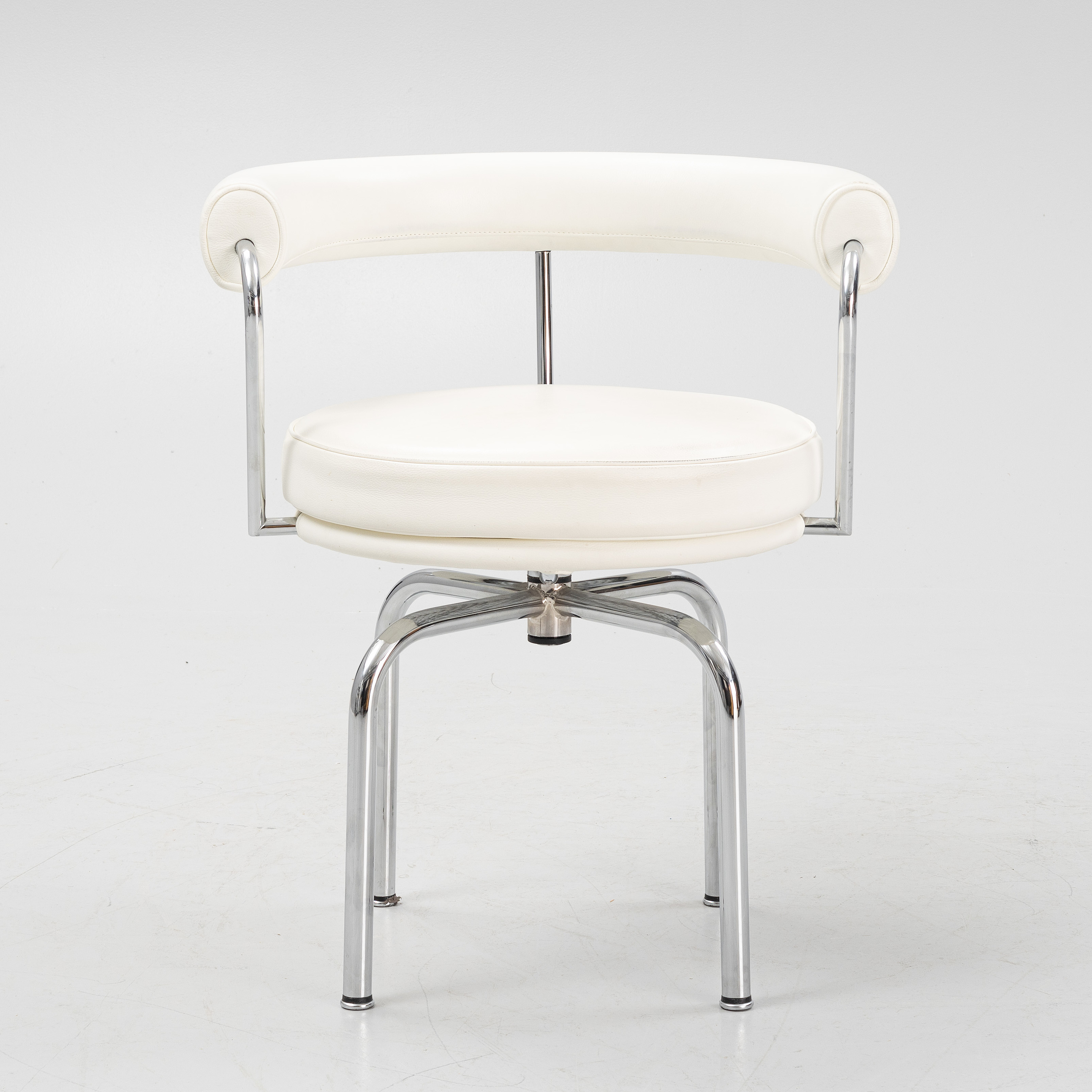 A LC 7 swivel chair by Charlotte Perriand & Pierre Jeanneret & Le