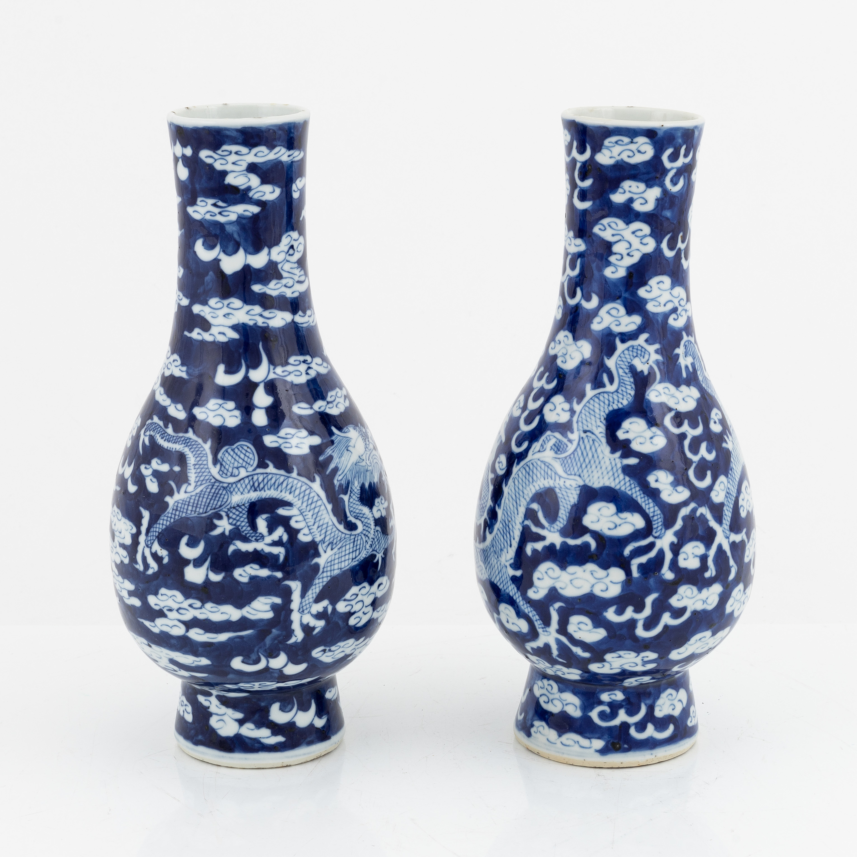 A pair of blue and white vases, China, late Qing dynasty, around 1900. Bukowskis