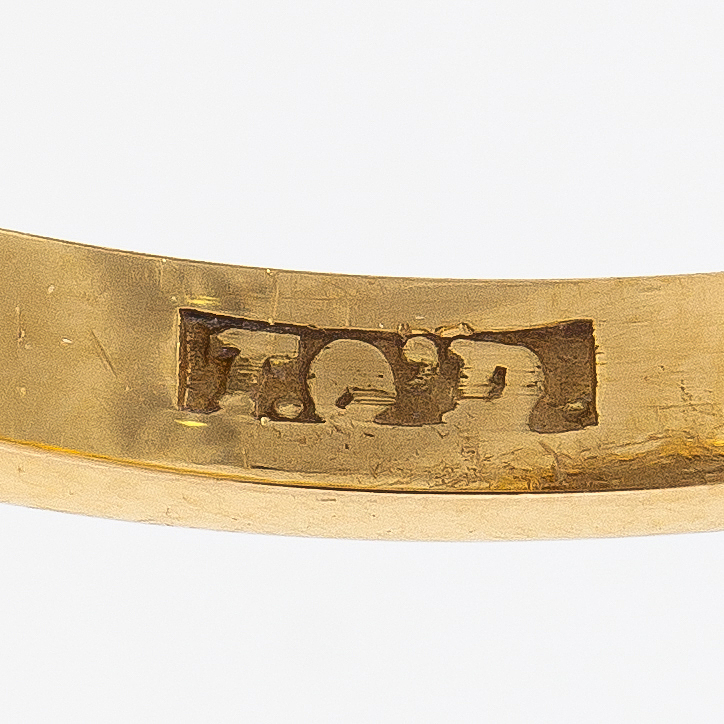 An 18K gold ring with a sapphire and diamonds ca. 0.32 ct in totalt.
