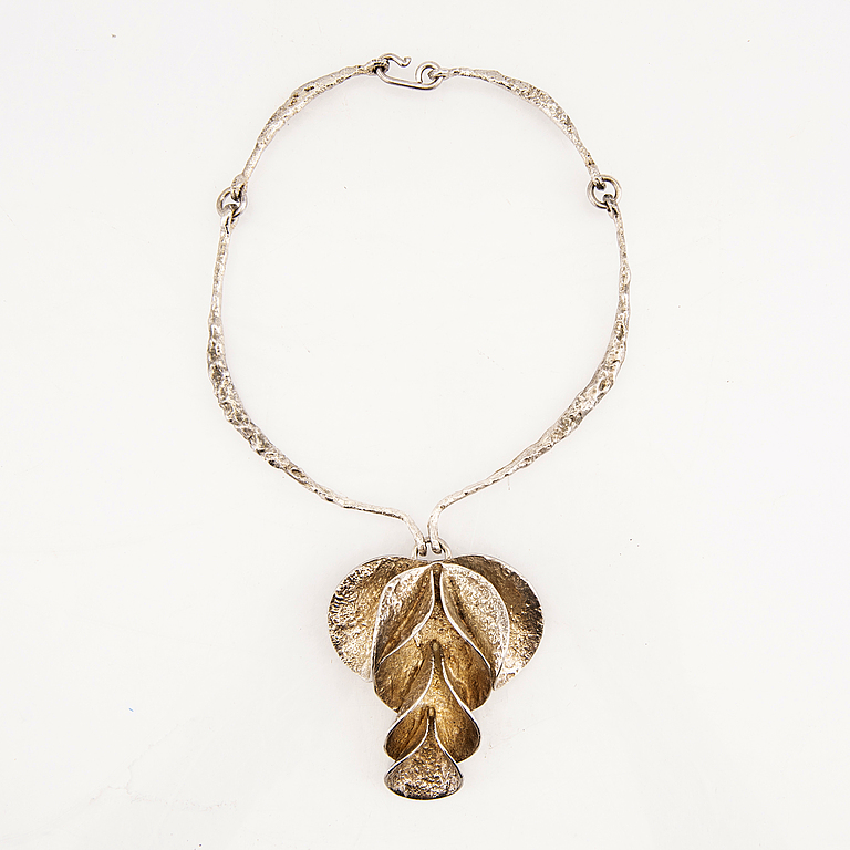 A silver necklace by Theresia Hvorslev for Mema 1978.