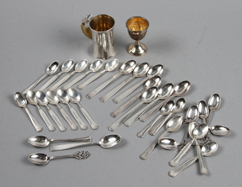 148573. PARTI SILVER, 34 delar, bl a Rosenholm GAB samt CG Hallberg, 1900-tal. Tot ca 500 g.