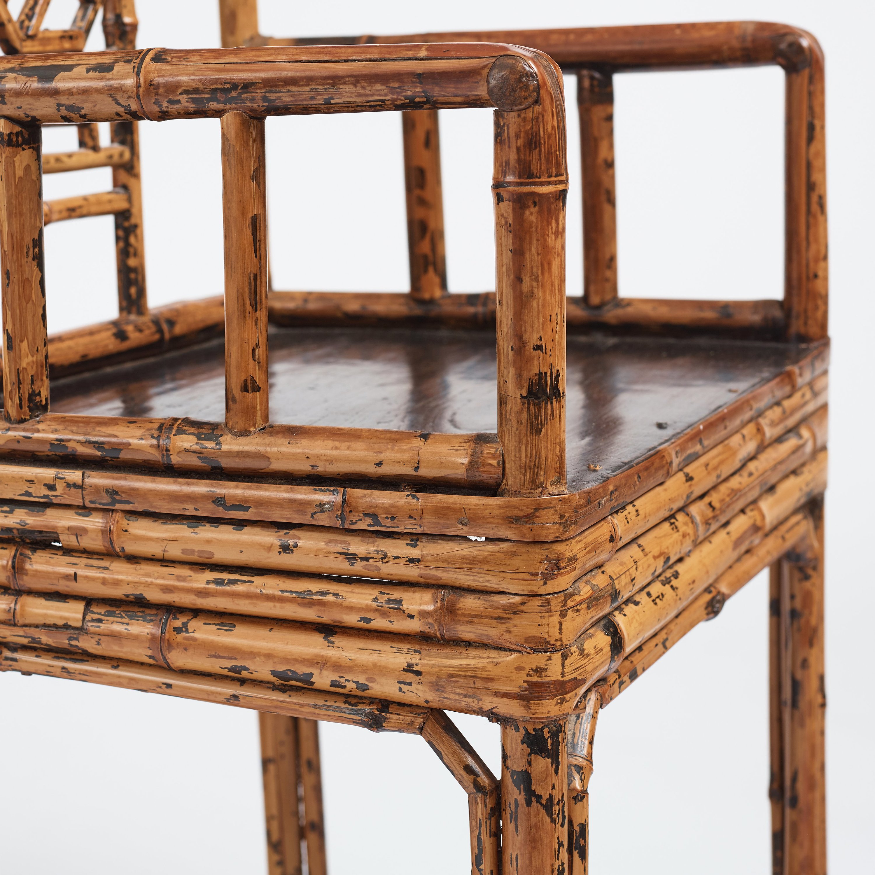 A pair of spotted bamboo chairs and a table, Qing dynasty, 19th Century. Bukowskis