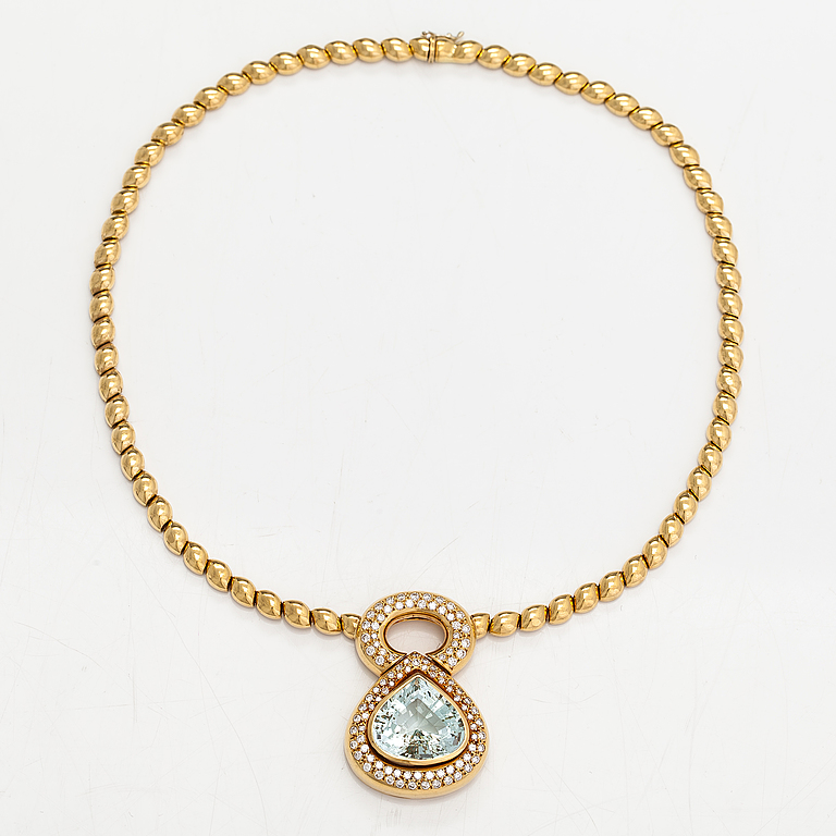 An 18K gold necklace with a ca 18.00 ct aquamarine and brilliant-cut diamonds ca 1.80 ct in total. With certificate.