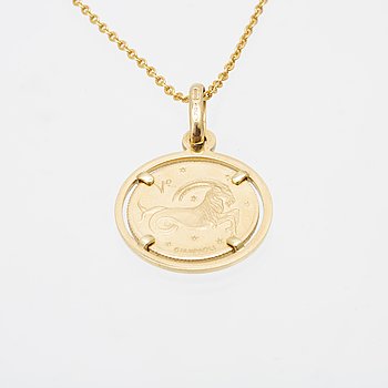 An 18K gold necklace.