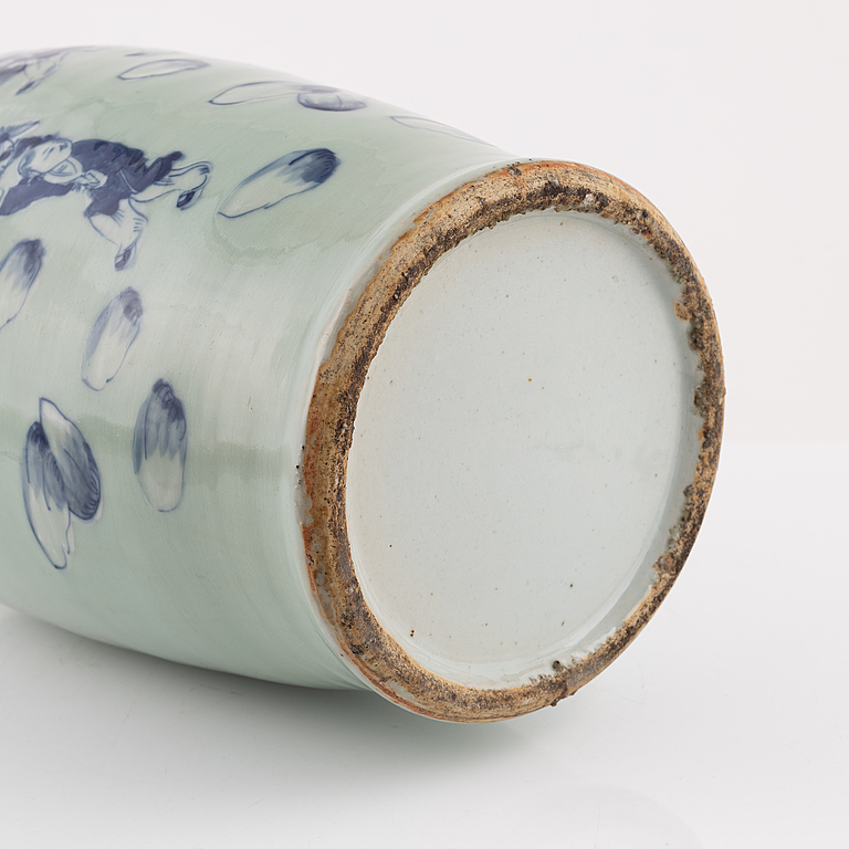 A Chinese porcelain vase, Qing dynasty, late 19th Century.