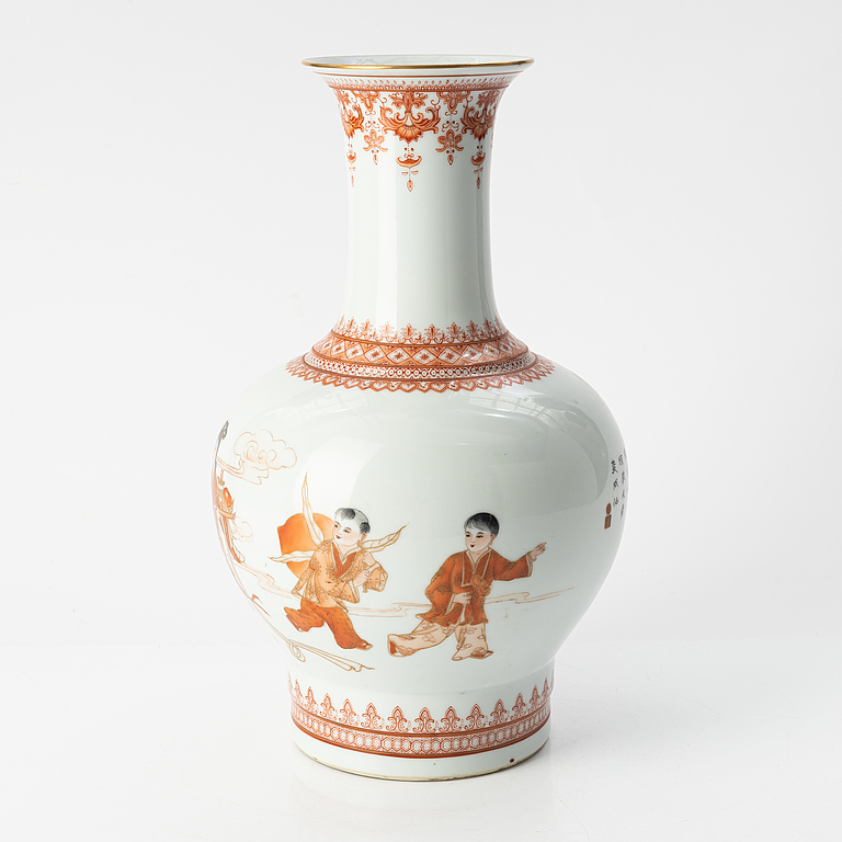 A porcelain vase, mid/second half of the 20th century.