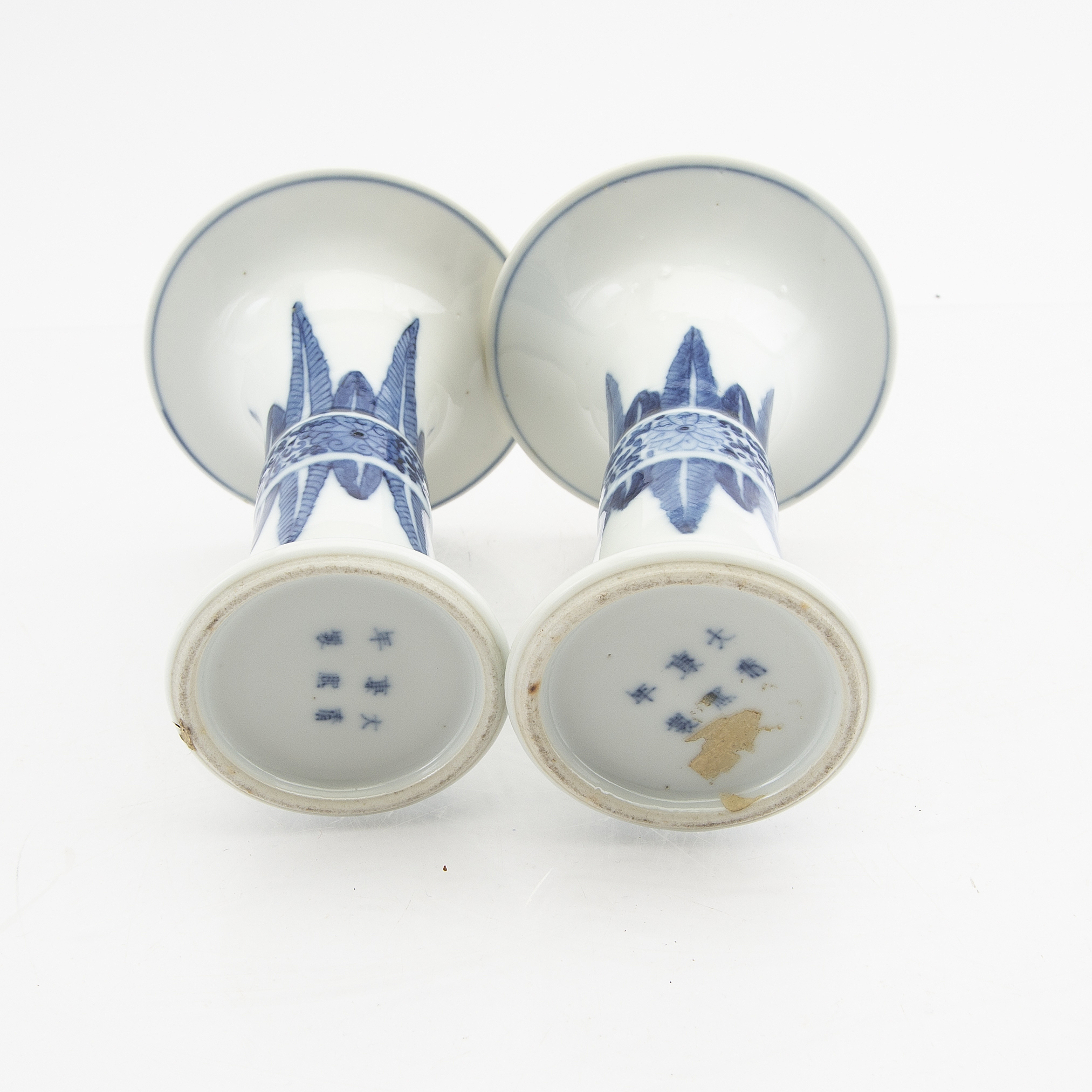 A pair of Chinese late Qing dynasty porcelain vases. Bukowskis