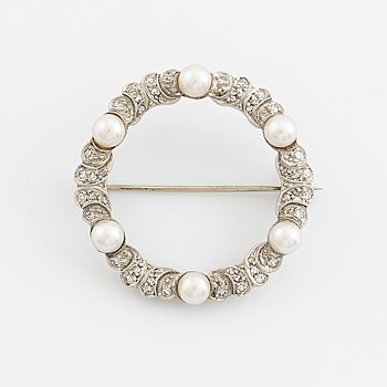 Brosch 18K vitguld med odlade pärlor och åttkant- och rosenslipade diamanter.