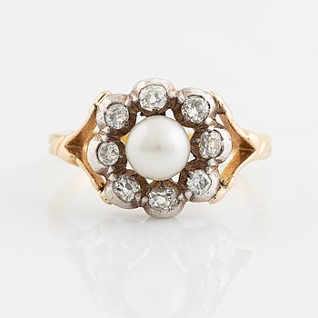 Ring 18K guld och silver med en pärla och gammalslipade diamanter.