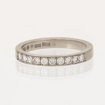 Ring halvallians 18K vitguld med runda briljantslipade diamanter.
