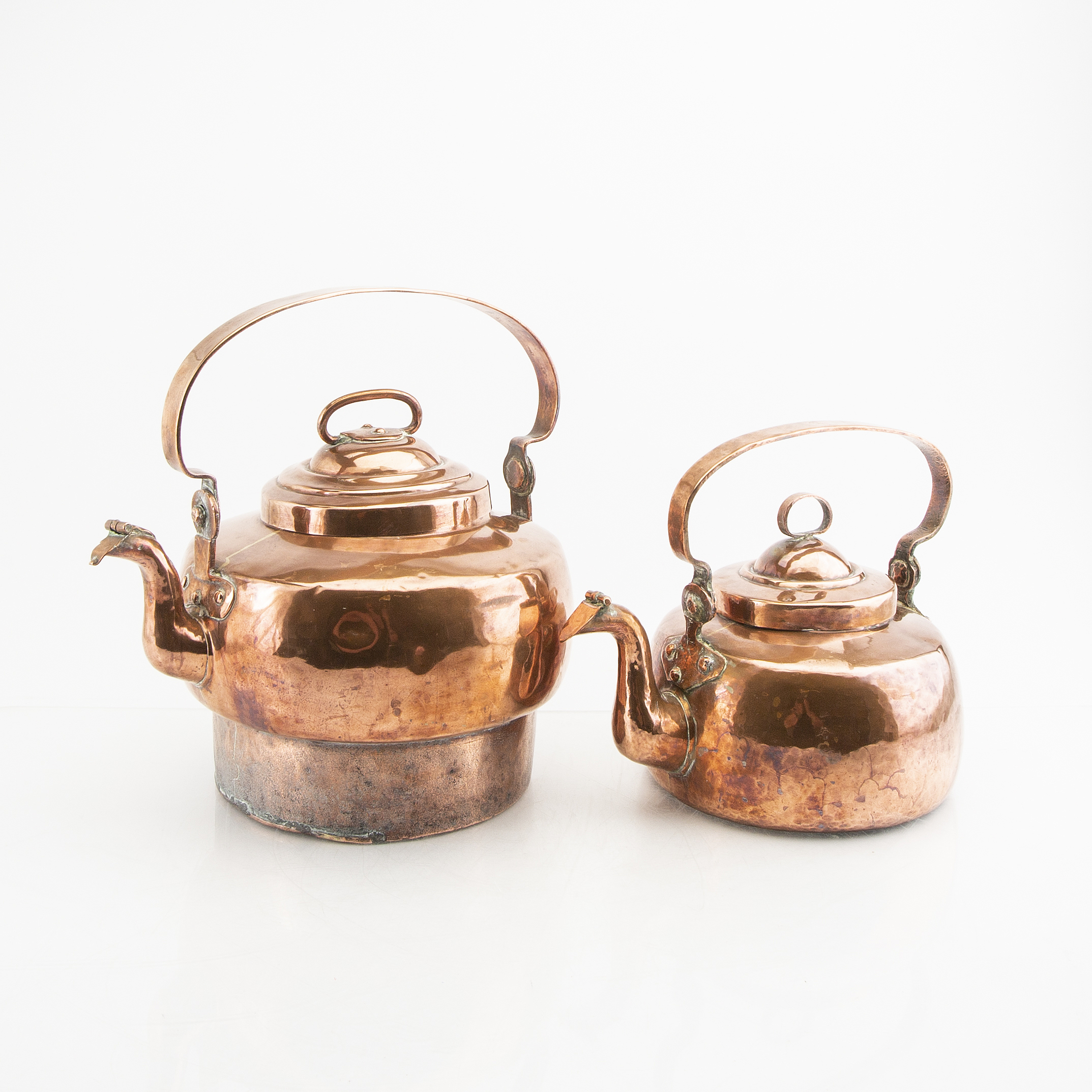 A pair of 19th century copper coffee pots. Bukowskis