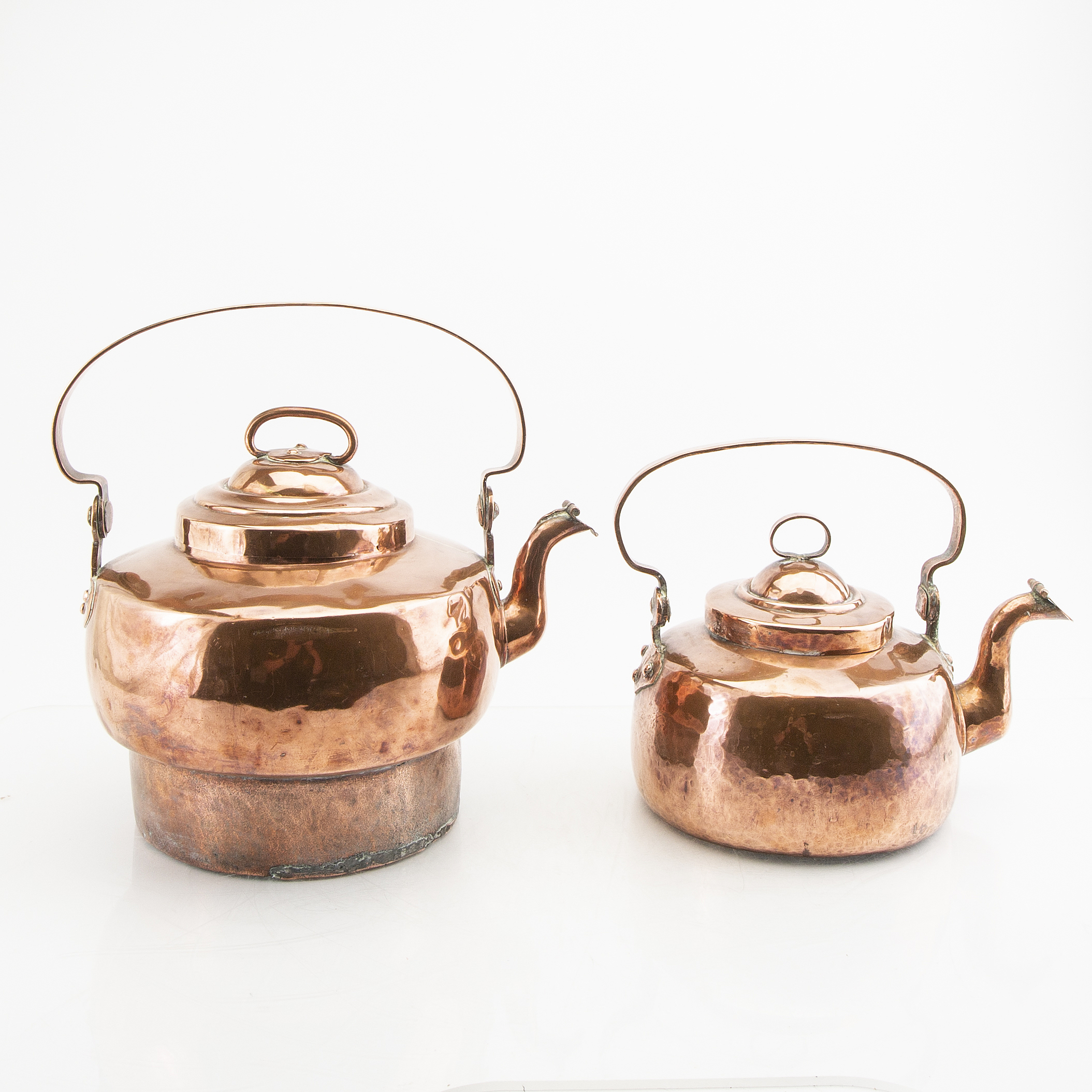 A pair of 19th century copper coffee pots. Bukowskis