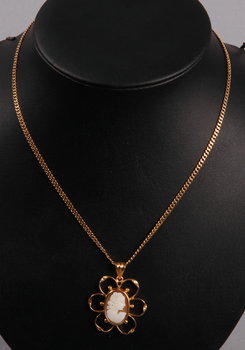 150271. CAMÉ MED HALSKEDJA, guld 18K, bl a 1947, totalvikt 13,4.