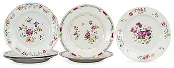 46. A set of six (3+2+1) famille rose plates, Qing dynastin. Qianlong (1736-95).