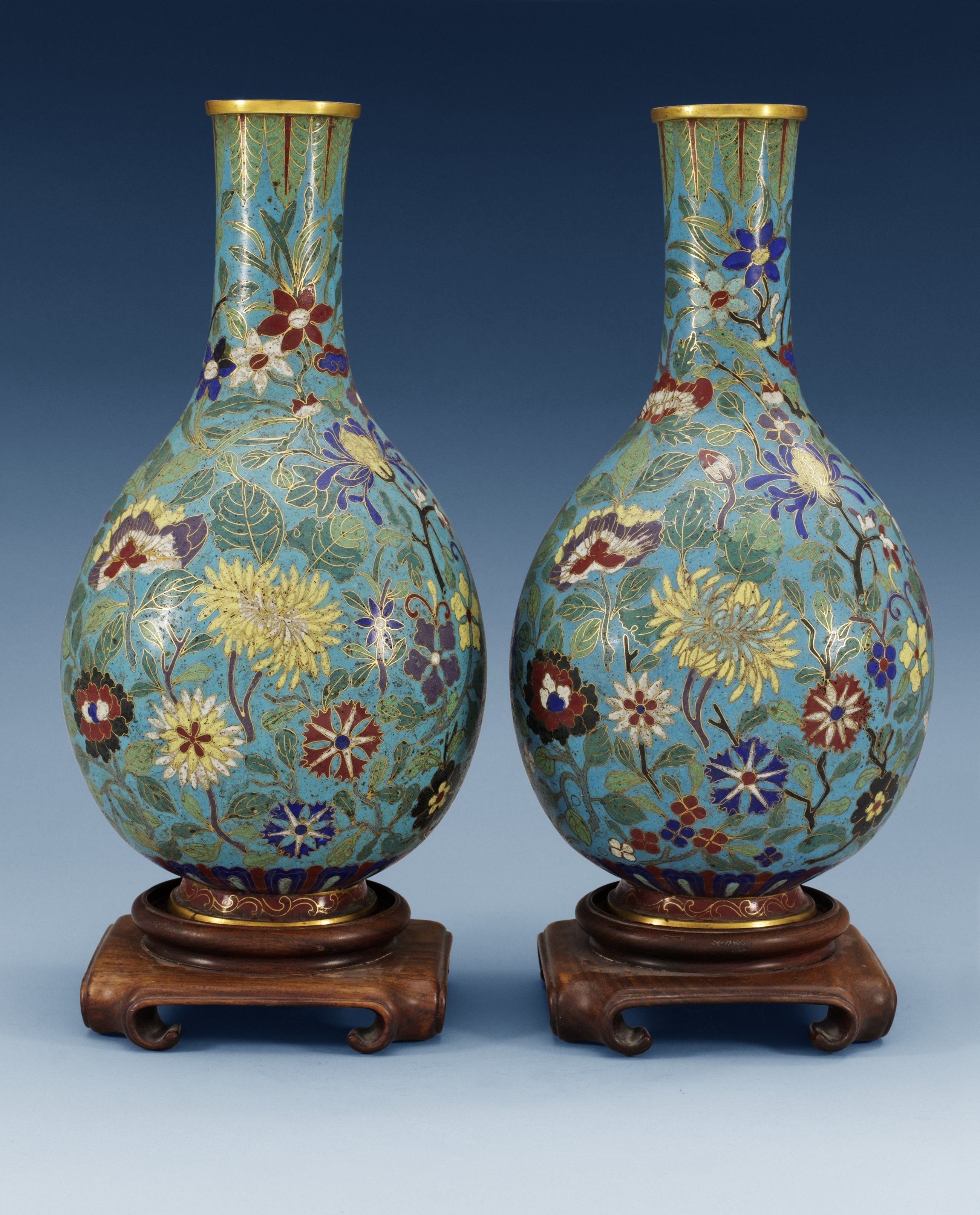 A pair of cloisonné vases, Qing dynasty (16441912). Bukowskis