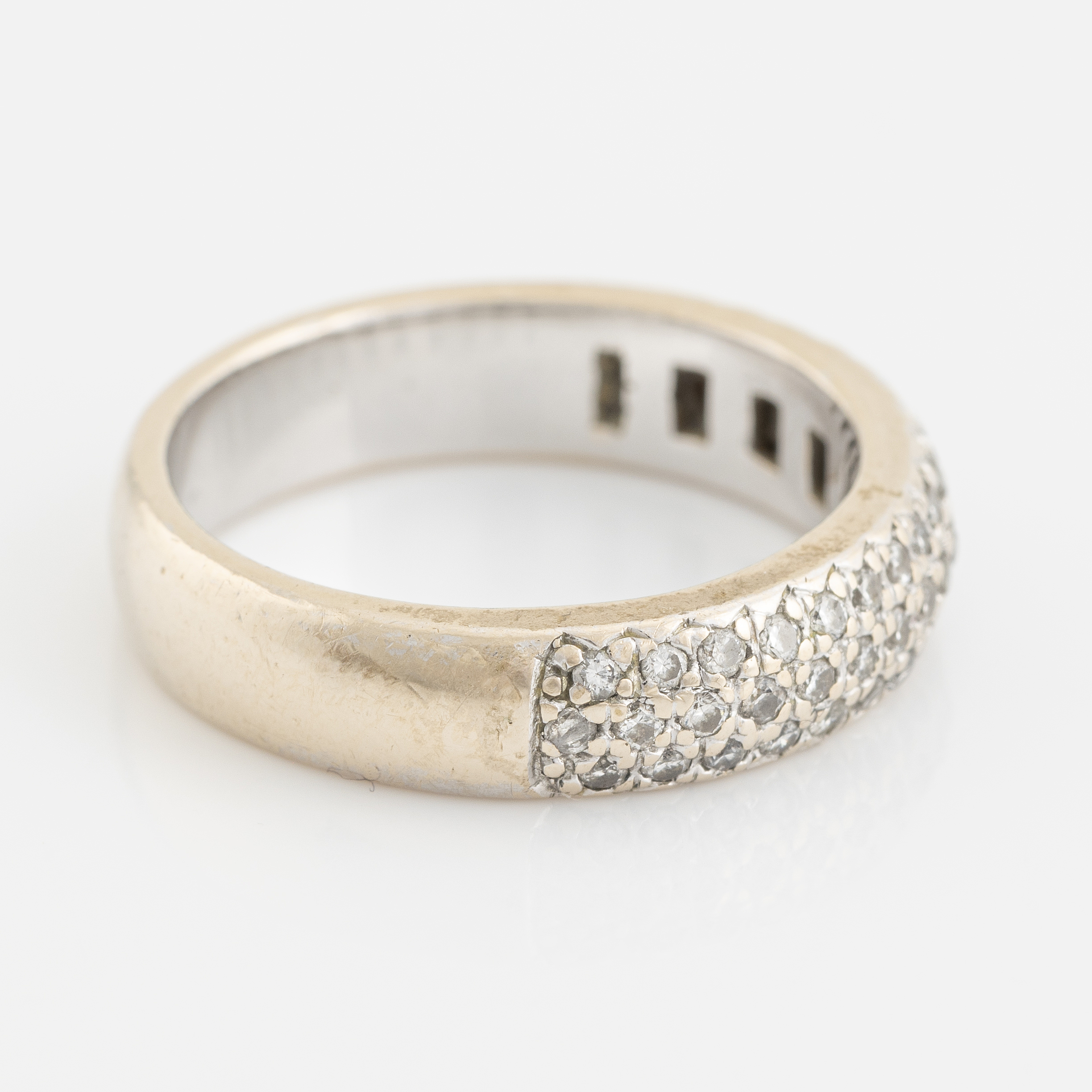 alliansring-vitguld-med-sm-briljantslipade-diamanter-bukowskis