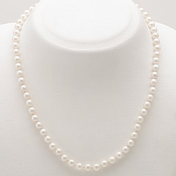 Collier with clasp 18K gold cultured pearls.