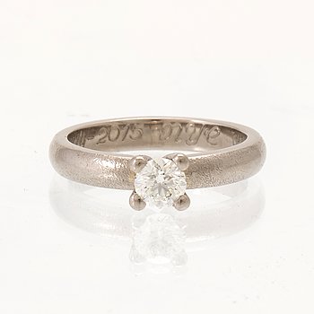 An 18K white gold solitaire ring set with a round brilliant-cut diamond, Sandberg.