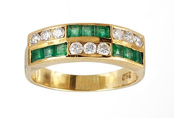 151341. RING, 9 carréslipade smaragder och briljantslipade diamanter.